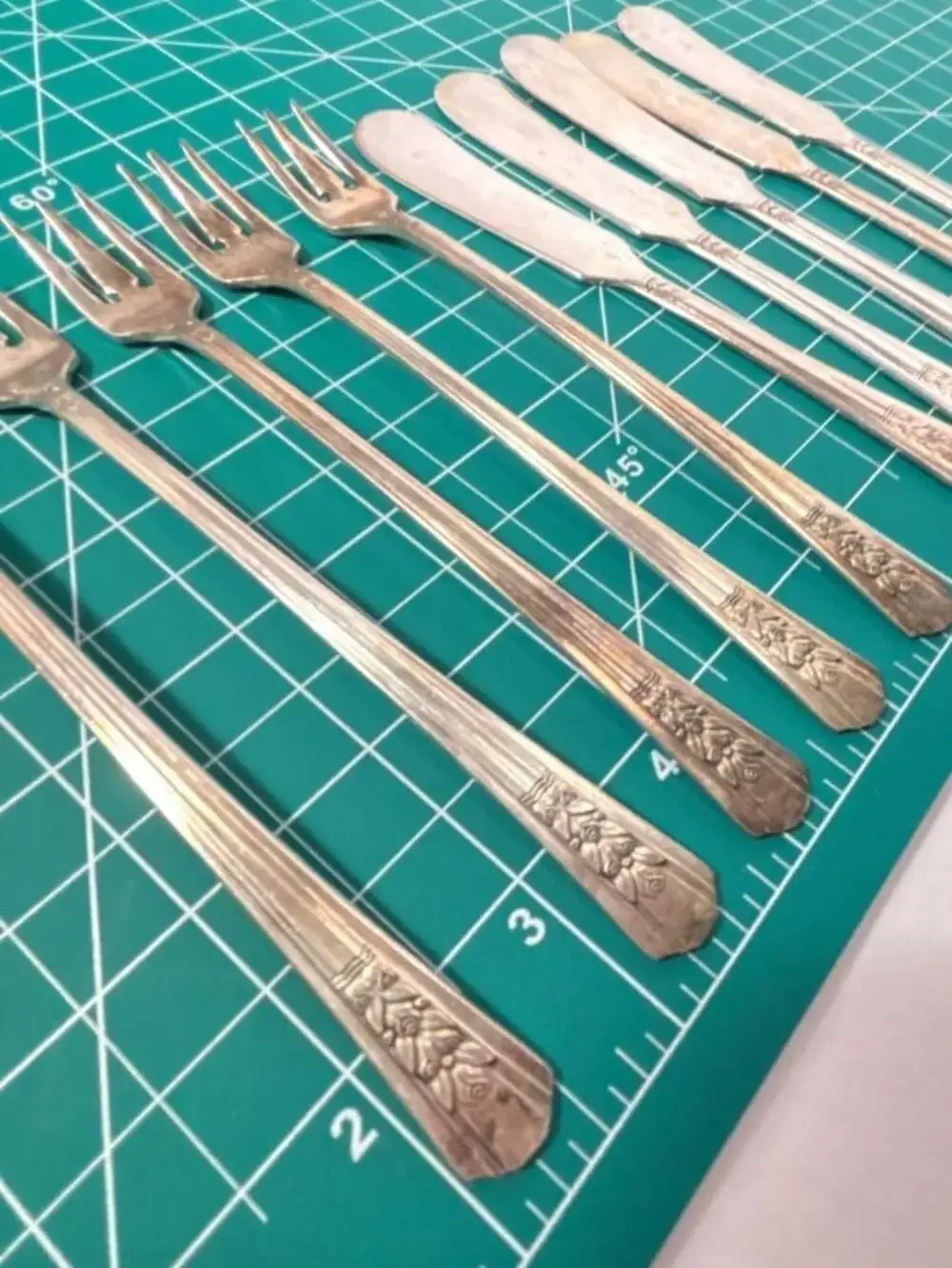 1847 Rogers A1 Plus Adoration Silverplate Butter Knives & Cocktail Seafood Forks